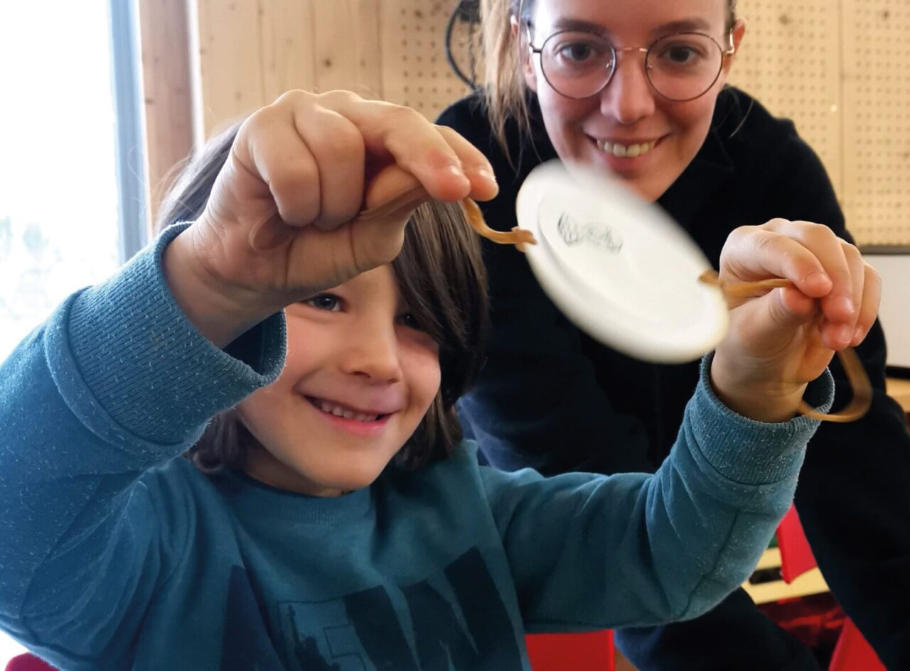 Enfant et médiatrice La Rotonde regardant le jeu d'optique réalisé