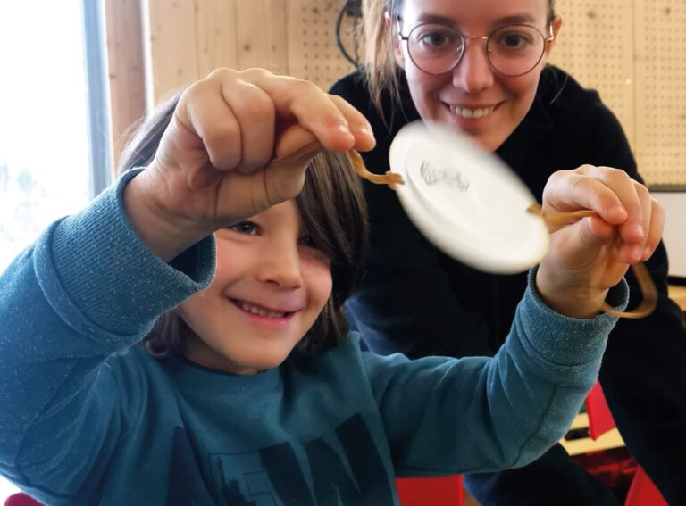 Enfant et médiatrice La Rotonde regardant le jeu d'optique réalisé